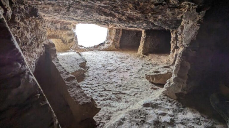 Immagine della necropoli di Assuan