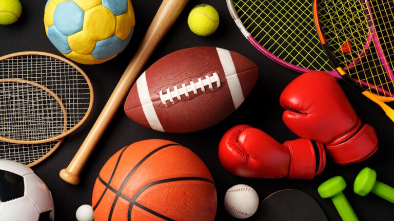 varia attrezzatura sportiva: racchette, palloni, guantoni ecc