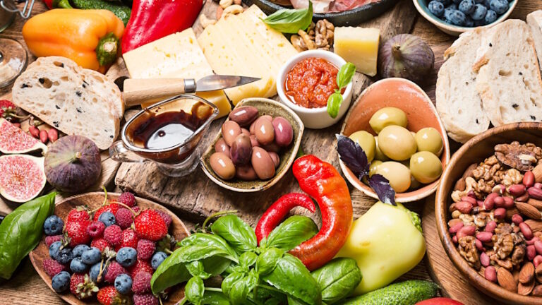 Tavola imbandita con ingredienti tipici della dieta mediterranea
