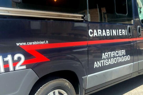 Ritrovata una bomba della Seconda Guerra Mondiale nel campus universitario Particolare di un veicolo del Nucleo Artificieri dei Carabinieri