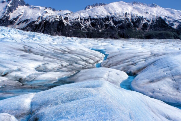 Un modello globale con intelligenza artificiale per la profondità dei ghiacciai Particolare di un ghiacciaio in Alaska