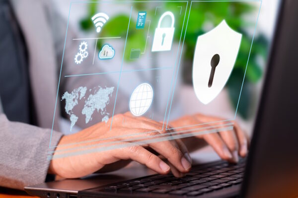 Due giornate di approfondimento su cybersecurity e cloud all’Università di Salerno Immagine concettuale, mani che digitano su un pc portatile