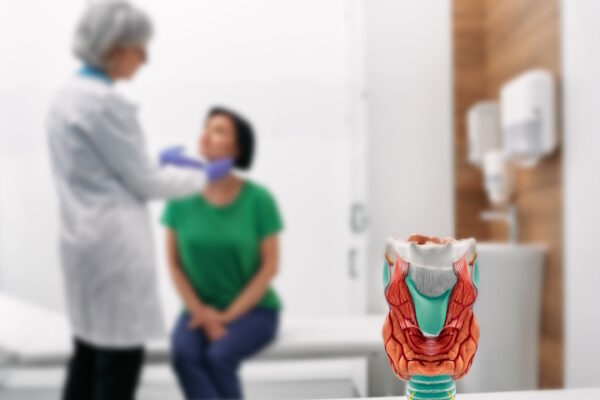 Carcinoma della tiroide: dati aggiornati e incidenza in aumento Dottoressa effettua un esame della tiroide su una paziente