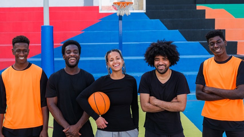 Gruppo di ragazzi in un campo da basket