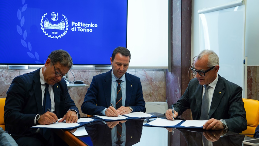 La firma dell'accordo. Nella foto Giuseppe Ferro, Stefano Paolo Corgnati, Raffaele De Donno