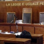 Immagine di un tribunale, si legge la scritta "la legge è uguale per tutti"