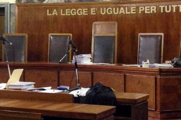 Immagine di un tribunale, si legge la scritta "la legge è uguale per tutti"
