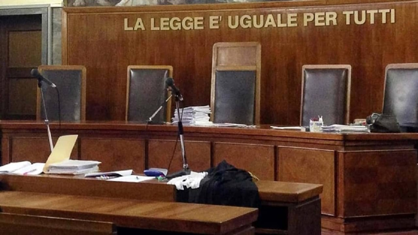Immagine di un tribunale, si legge la scritta "la legge è uguale per tutti"