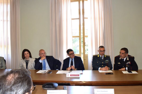 Ad Arezzo due nuovi corsi di laurea attivi dal 2025 Immagina della presentazione, al centro il Magnifico Rettore Roberto Di Pietra