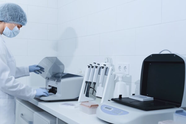 Ricerca internazionale sulla leucodistrofia metacromatica: contributo decisivo dell’Università di Perugia Immagine di repertorio. Giovane ricercatrice esegue test di laboratorio