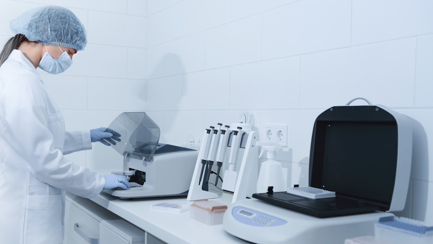 Immagine di repertorio. Giovane ricercatrice esegue test di laboratorio