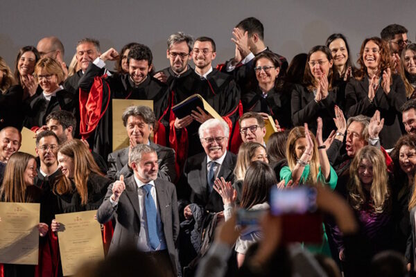 Cerimonia dei diplomi Altems all’Università Cattolica il 23 giugno Foto di gruppo di una precedente cerimonia di consegna dei diplomi Altems