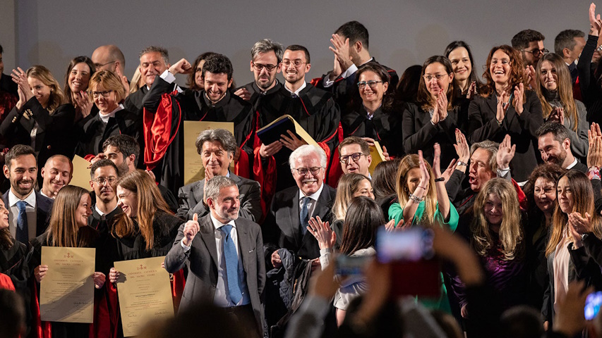 Foto di gruppo di una precedente cerimonia di consegna dei diplomi Altems