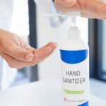 Medico applica gel disinfettante per le mani