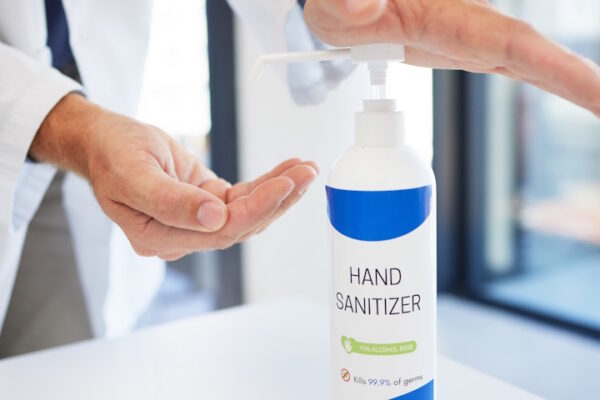 Convegno alla Sapienza Università di Roma: al via la campagna “Disinfetta con Sapienza” Medico applica gel disinfettante per le mani