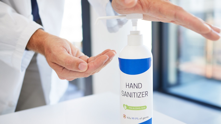 Medico applica gel disinfettante per le mani