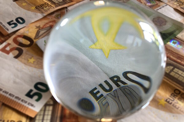 Banconote e una palla di cristallo