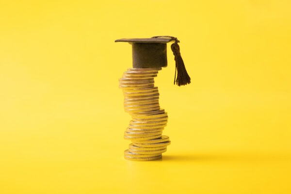 Il valore economico della laurea in Italia nel 2024 Immagine simbolica di un tocco su una pila di monete
