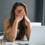 Imamgine di una giovane studentessa in un momento di stress
