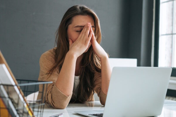 Il Ministero finanzia il Progetto Pro-Ben per il benessere degli studenti universitari Imamgine di una giovane studentessa in un momento di stress
