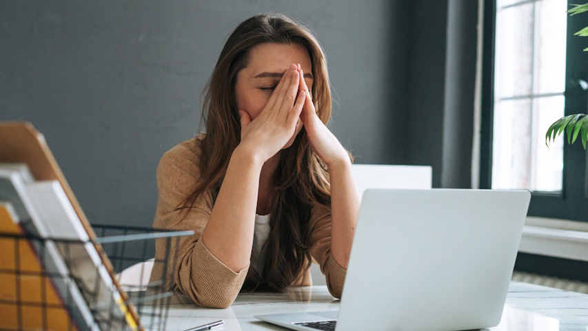 Imamgine di una giovane studentessa in un momento di stress