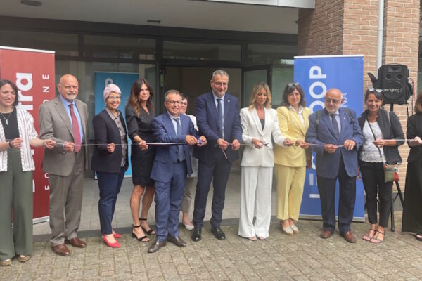 UniDem: nuovo polo accreditato da Multiversity a Reggio Emilia Il taglio del nastro all'inaugurazione del polo UniDem