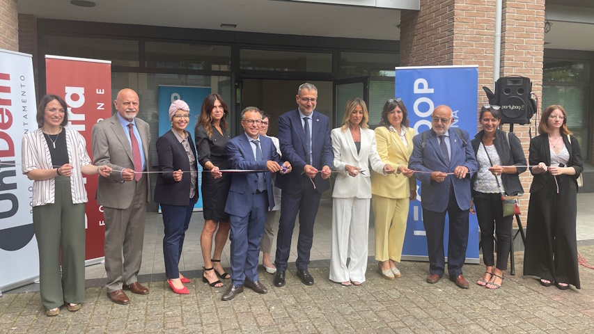 Il taglio del nastro all'inaugurazione del polo UniDem