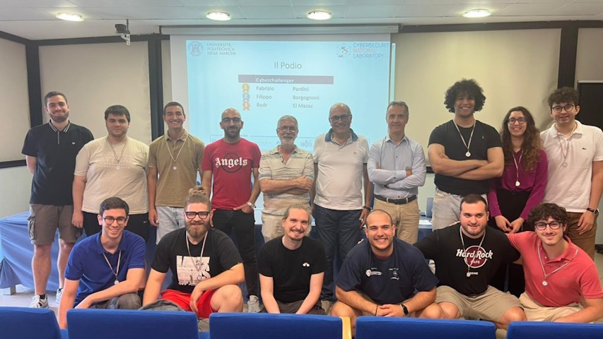 Foto di gruppo con i premiati della Cyberchallenge 2025 studenti dell’Università Politecnica delle Marche