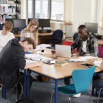 Foto di archivio, un gruppo di ragazzi e ragazze studiano in biblioteca