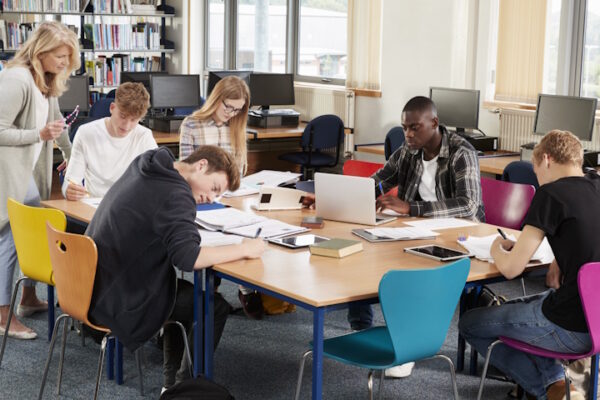 Foto di archivio, un gruppo di ragazzi e ragazze studiano in biblioteca