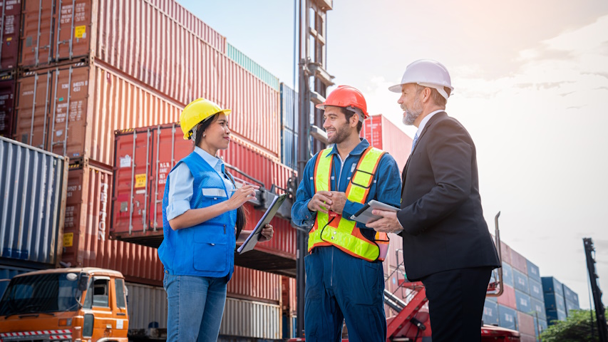 foto di archivio, persone al lavoro in un magazzino di stoccaggio di container