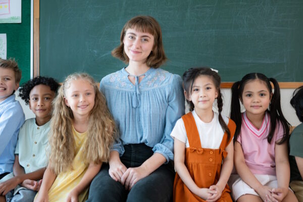 immagine di una educatrice circondata da bambini e bambine