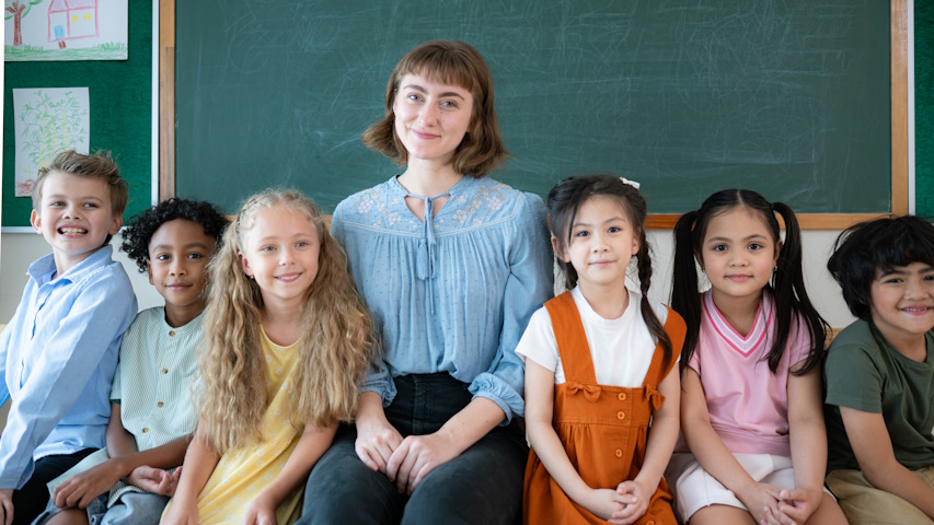 immagine di una educatrice circondata da bambini e bambine