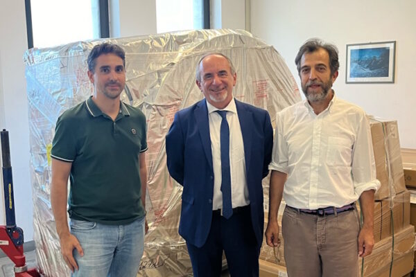 Nuova TAC all’Università d’Annunzio per potenziare ricerca e sanità il professor Massimo Caulo e il dottor Andrea Delli Pizzi insieme al rettore Liborio Stuppia davanti alla nuova TAC