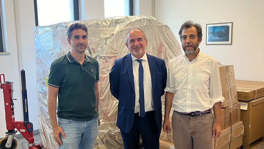 il professor Massimo Caulo e il dottor Andrea Delli Pizzi insieme al rettore Liborio Stuppia davanti alla nuova TAC
