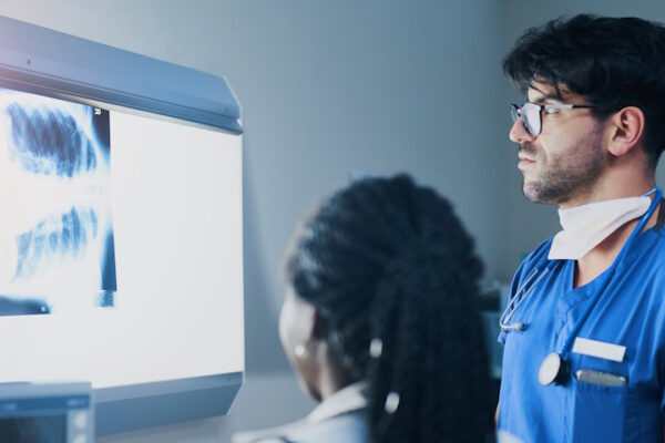 Tecnici di radiologia osservano una lastra