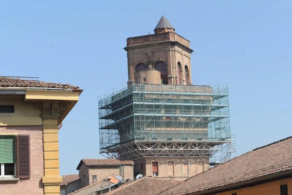 La torre della specola avvolta dalle impalcature