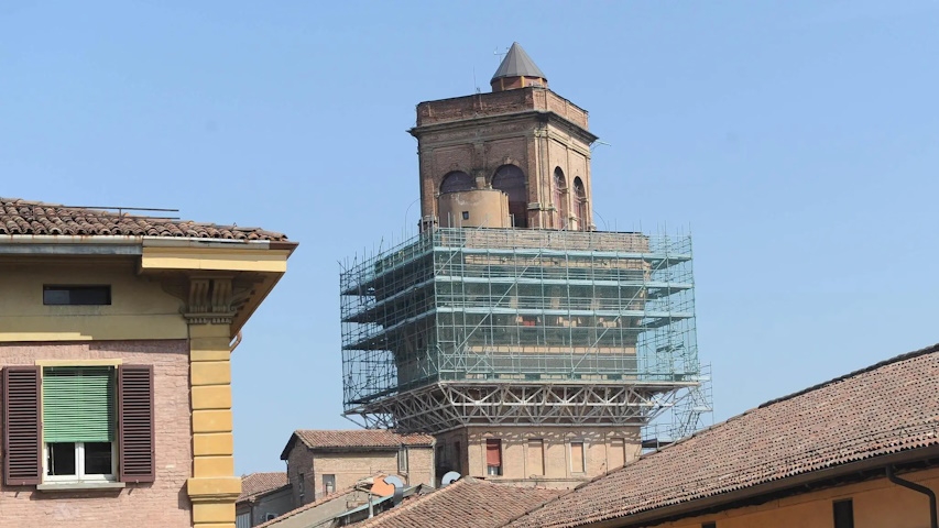 La torre della specola avvolta dalle impalcature
