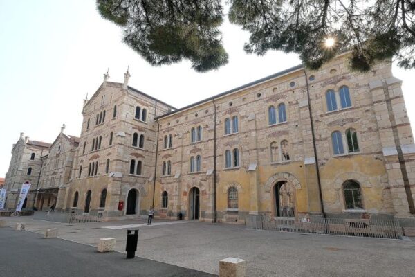 Due giovani studenti protagonisti della prima proclamazione Università di Verona