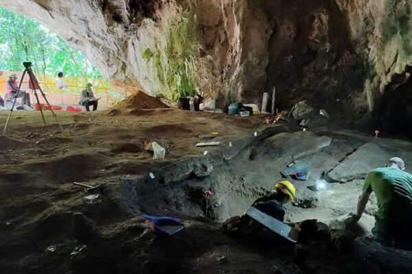 Unicam e Frasassi: riaperta la Grotta dei Baffoni, spunta un amo preistorico Grotta dei Baffoni